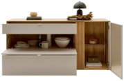 Modernes Sideboard aus Holz mit hellgrauen Fronten, links mit geöffneter Klappe und sichtbarem Geschirr, rechts mit geöffneter Tür und Glasboden; Draufsicht leicht von vorn auf weißem Hintergrund.