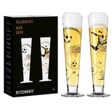 Zwei hohe Biergläser im Heldenfest-Design mit Fußballmotiven, gefüllt mit Bier, neben der Verpackung, aus der Frontalperspektive.