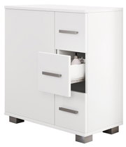 Weißer Badschrank/Unterschrank mit Schubladen und Metallgriffen, eine Schublade halb geöffnet mit sichtbaren Pflegeprodukten, Ansicht schräg von vorne rechts