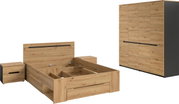 Schlafzimmermöbel-Set in Eiche-Optik mit Bettgestell (ohne Matratze) und zwei Nachttischen sowie großem Kleiderschrank mit schwarzen Griffleisten, gezeigt in schräger Frontansicht