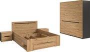 Schlafzimmermöbel-Set in Eiche-Optik mit Bettgestell (ohne Matratze) und zwei Nachttischen sowie großem Kleiderschrank mit schwarzen Griffleisten, gezeigt in schräger Frontansicht