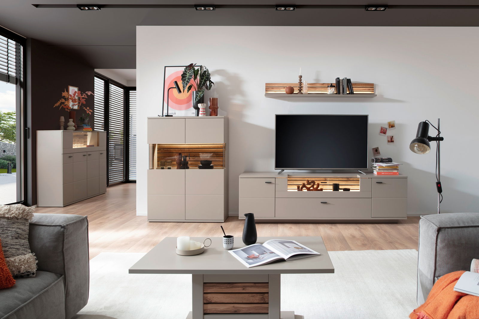 Moderne Wohnzimmermöbel mit Highboard, Sideboard und Wandboard in heller Holzoptik, frontal betrachtet.