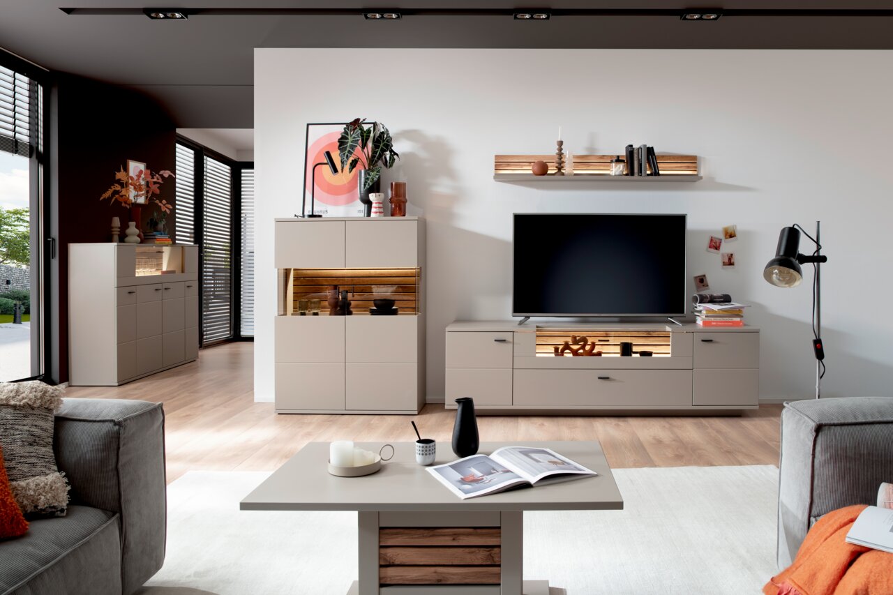 Moderne woonkamermeubels met een hoogkast, dressoir en wandkast in een lichte houtlook, gezien vanaf de voorkant.