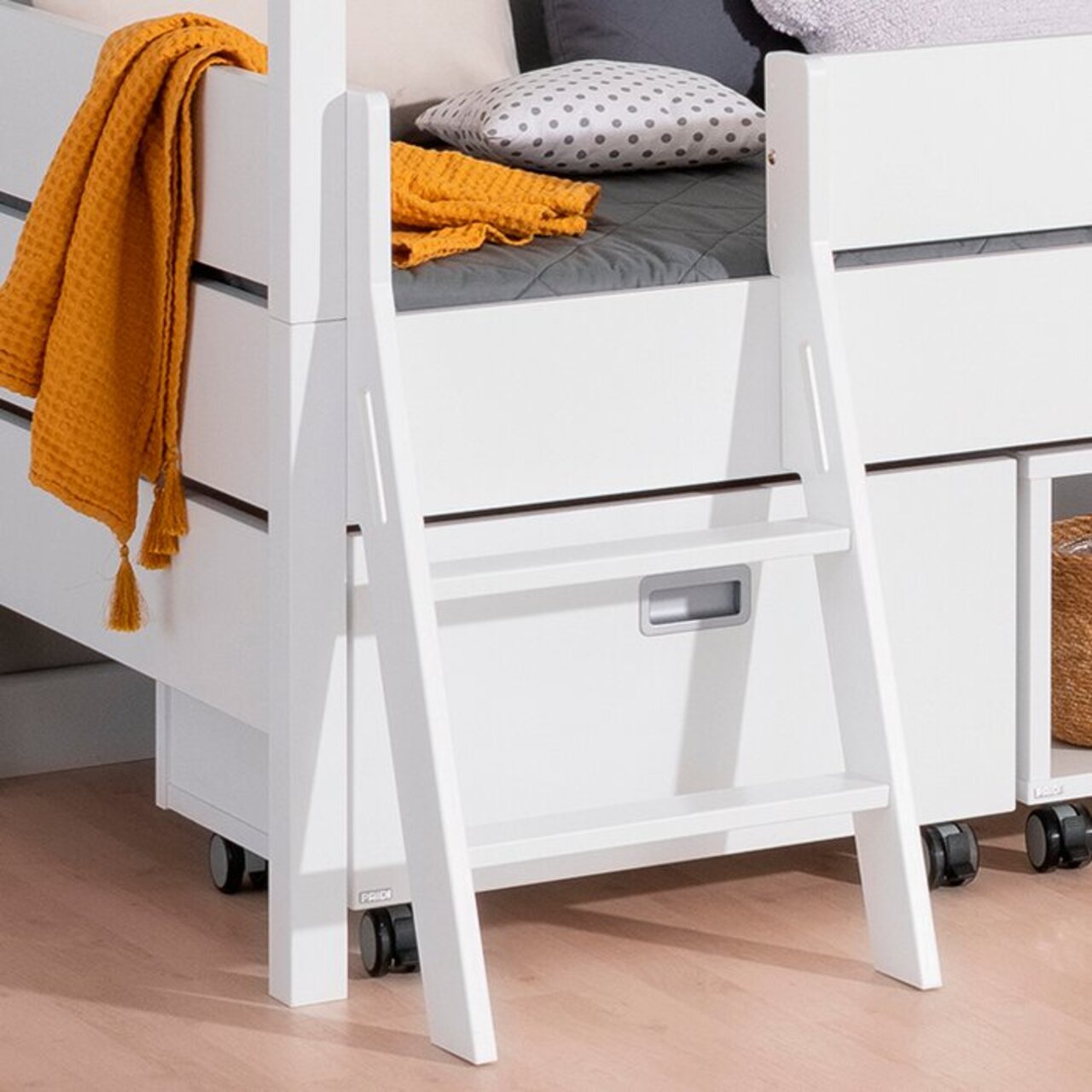Paidi Leiter für Kojenbett TINY-HOUSE Weiße Leiter für Kojenbett, seitliche Perspektive, mit zwei Stufen und einem orangefarbenen Tuch.