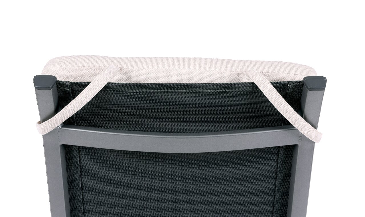 Achterkant van een zwarte stoffen organizer met grijs frame en beige draagriem, vrijstaand op een witte achtergrond
