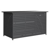 Graue Kissenbox mit horizontalen Lamellen, seitliche Perspektive