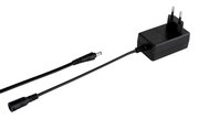 Schwarzes Netzteil mit Kabel und Stecker, seitliche Perspektive