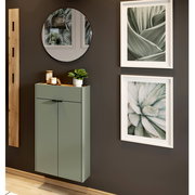 Garderobe Set 3 in modernem Design mit grünem Schrank, runder Spiegel und dekorativen Bildern an der Wand, aus der Frontalperspektive betrachtet.