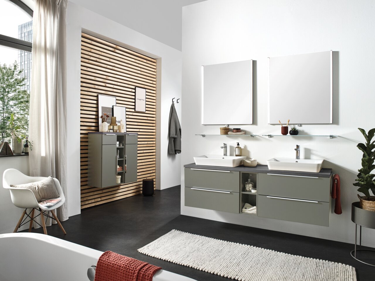 Moderne Badkombination mit zwei Waschbecken, grauen Schränken und großen Spiegeln, seitliche Perspektive