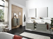 Moderne Badkombination mit zwei Waschbecken, grauen Schränken und großen Spiegeln, seitliche Perspektive