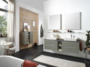 Moderne Badkombination mit zwei Waschbecken, grauen Schränken und großen Spiegeln, seitliche Perspektive