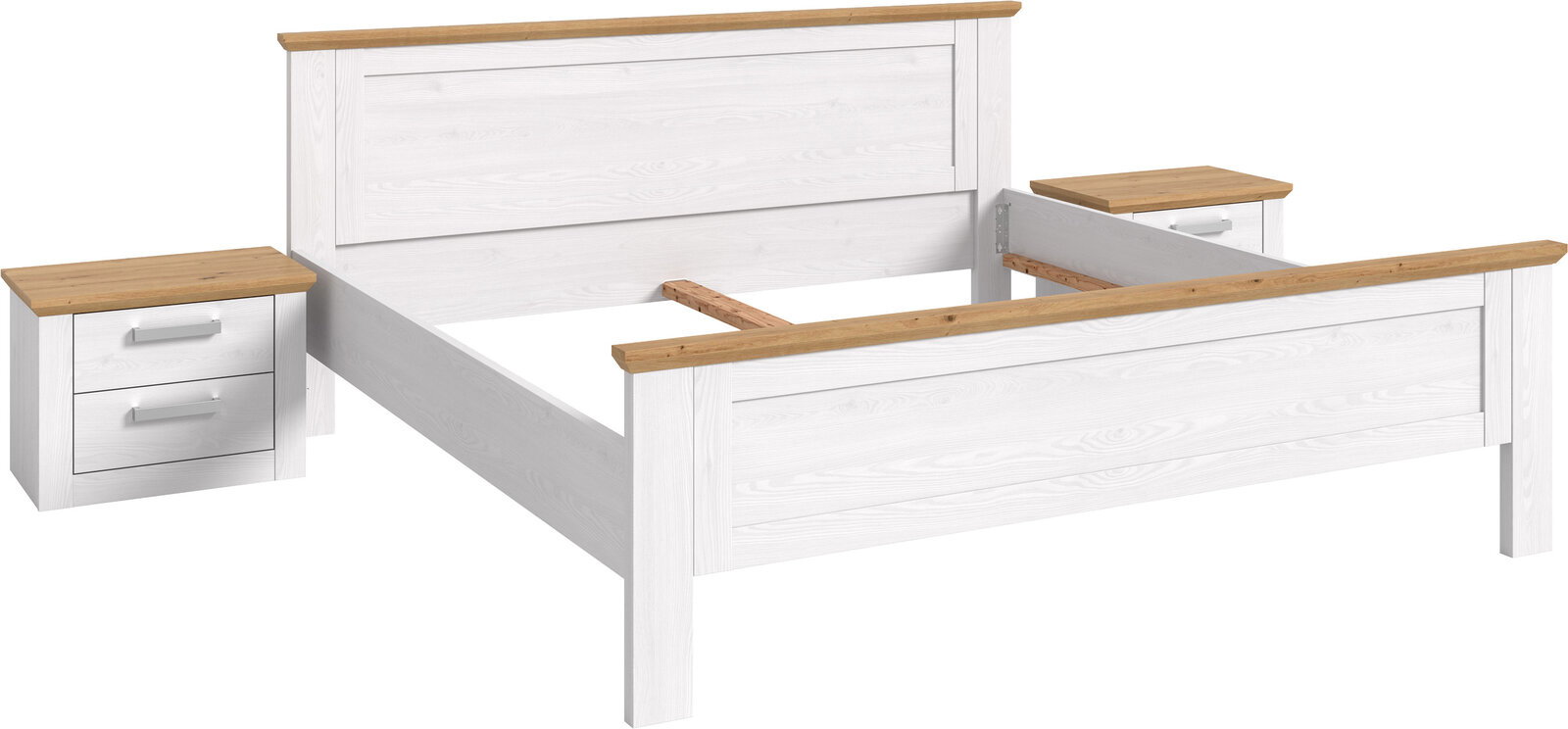 Weißes Holzbett im Landhausstil mit naturfarbener Holzauflage an Kopf- und Fußteil, inklusive zwei passenden Nachttischen mit je zwei Schubladen, freigestellt auf weißem Hintergrund, Perspektive: schräg von vorn (3/4-Ansicht)