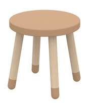 Runder Hocker mit hellbrauner Sitzfläche und vier Holzbeinen, seitliche Perspektive