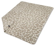Woonkleed met luipaardprint in beige en wit, gefotografeerd vanuit vogelperspectief
