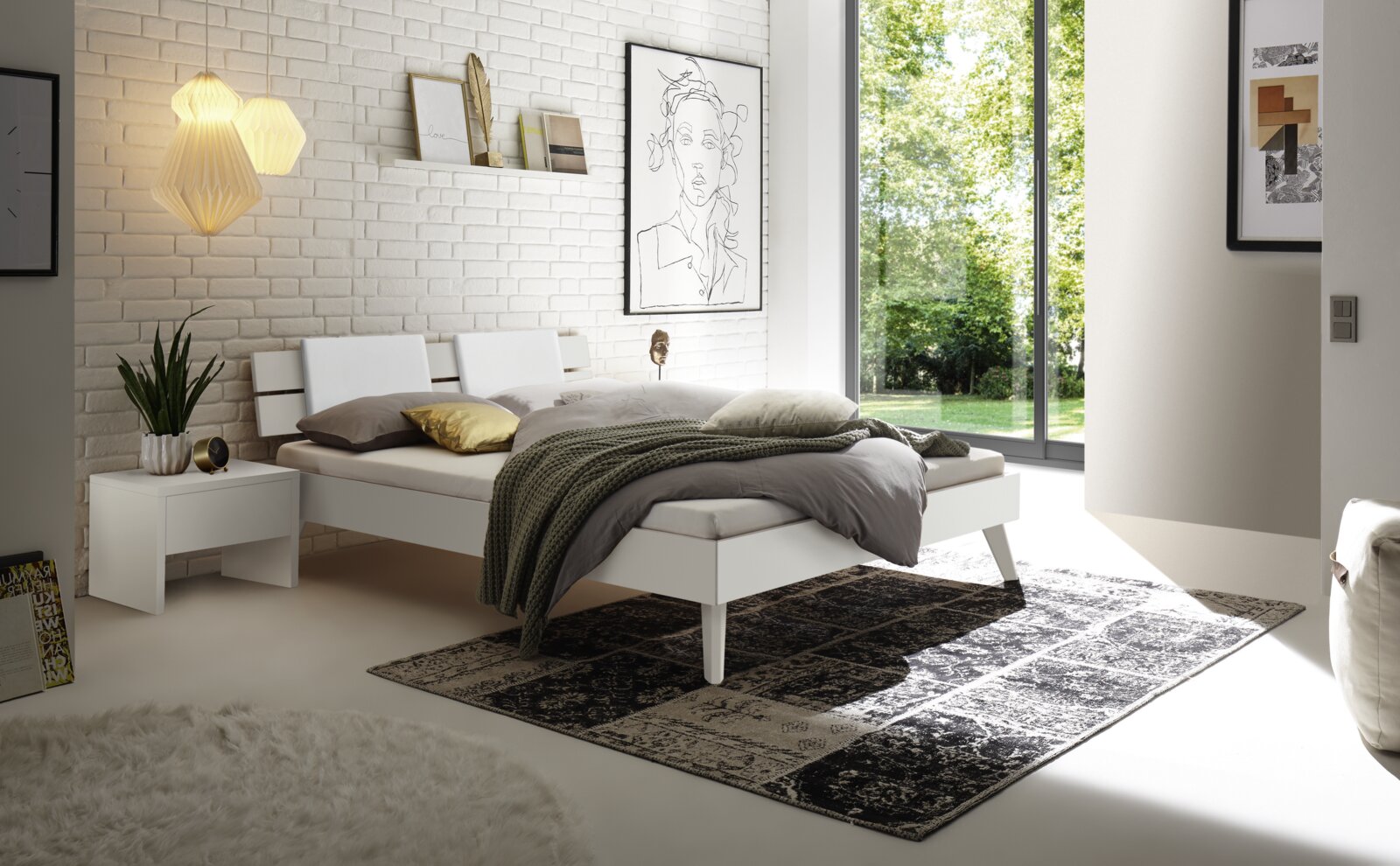 Modernes Schlafzimmer mit einem weißen Bett mit Holz- und Metallkopfteil, seitlicher Blick. Das Zimmer ist hell und minimalistisch eingerichtet mit großen Fenstern, einem Nachttisch und stilvollen Dekorationen.