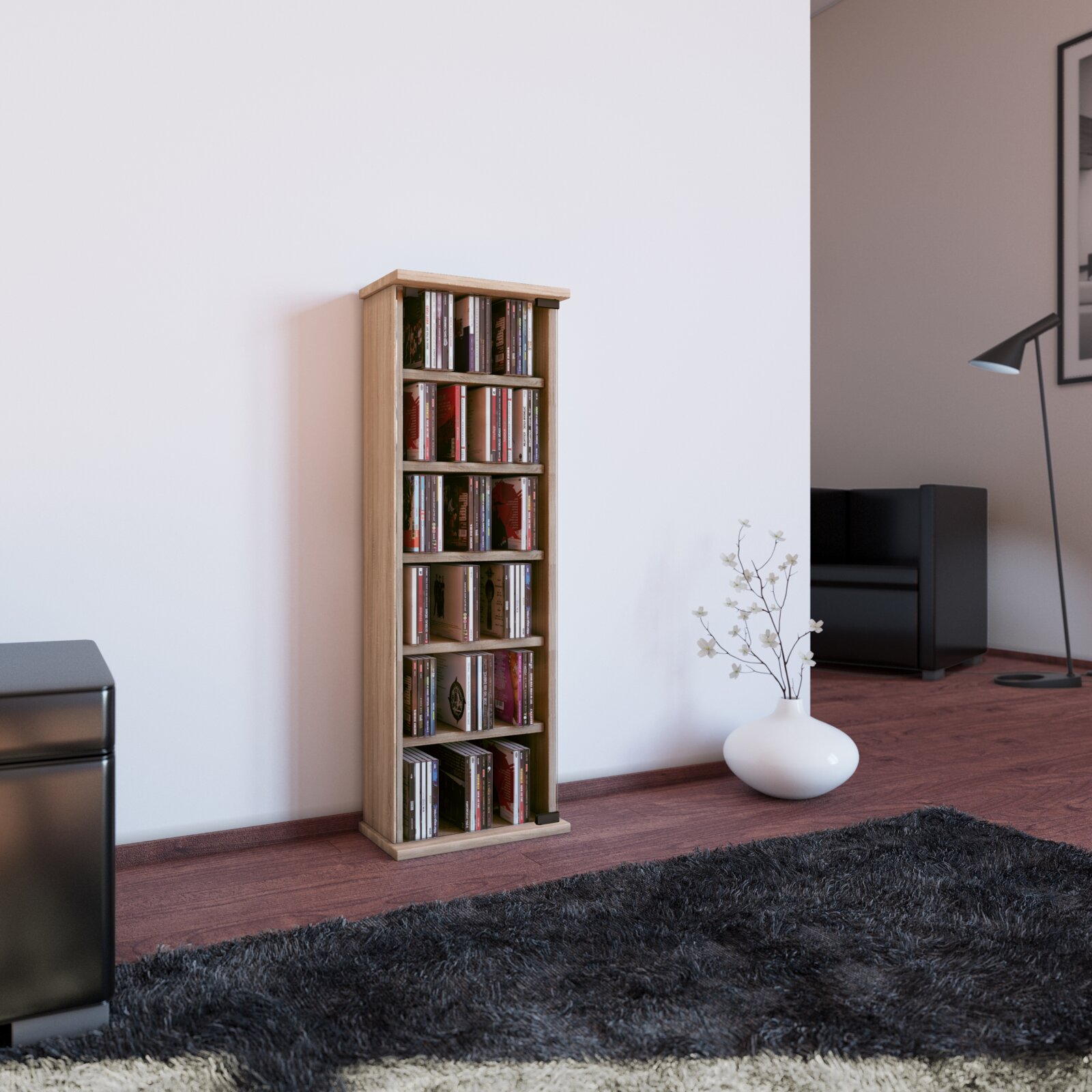 Schmales CD-Regal aus Holzoptik, befüllt mit CDs, freistehend an einer weißen Wand im Wohnzimmer Perspektive: frontale leicht schräge Ansicht auf Augenhöhe.