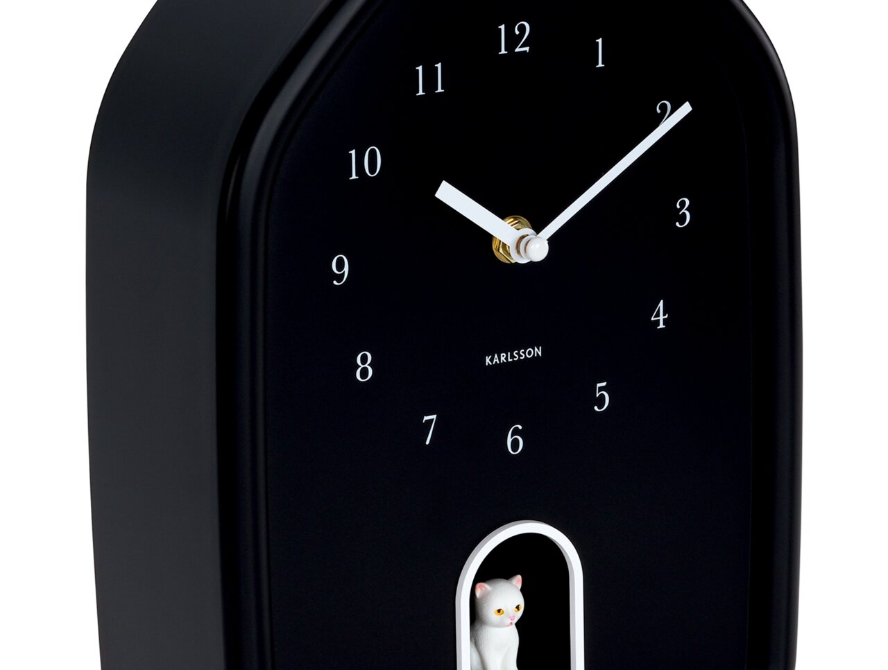 KARLSSON Wanduhr MODERN KITTY Schwarze Wanduhr mit weißen Ziffern und Zeigern, rechteckige Form mit abgerundeten Ecken, kleine weiße Katze in einer Öffnung unten, seitliche Perspektive.