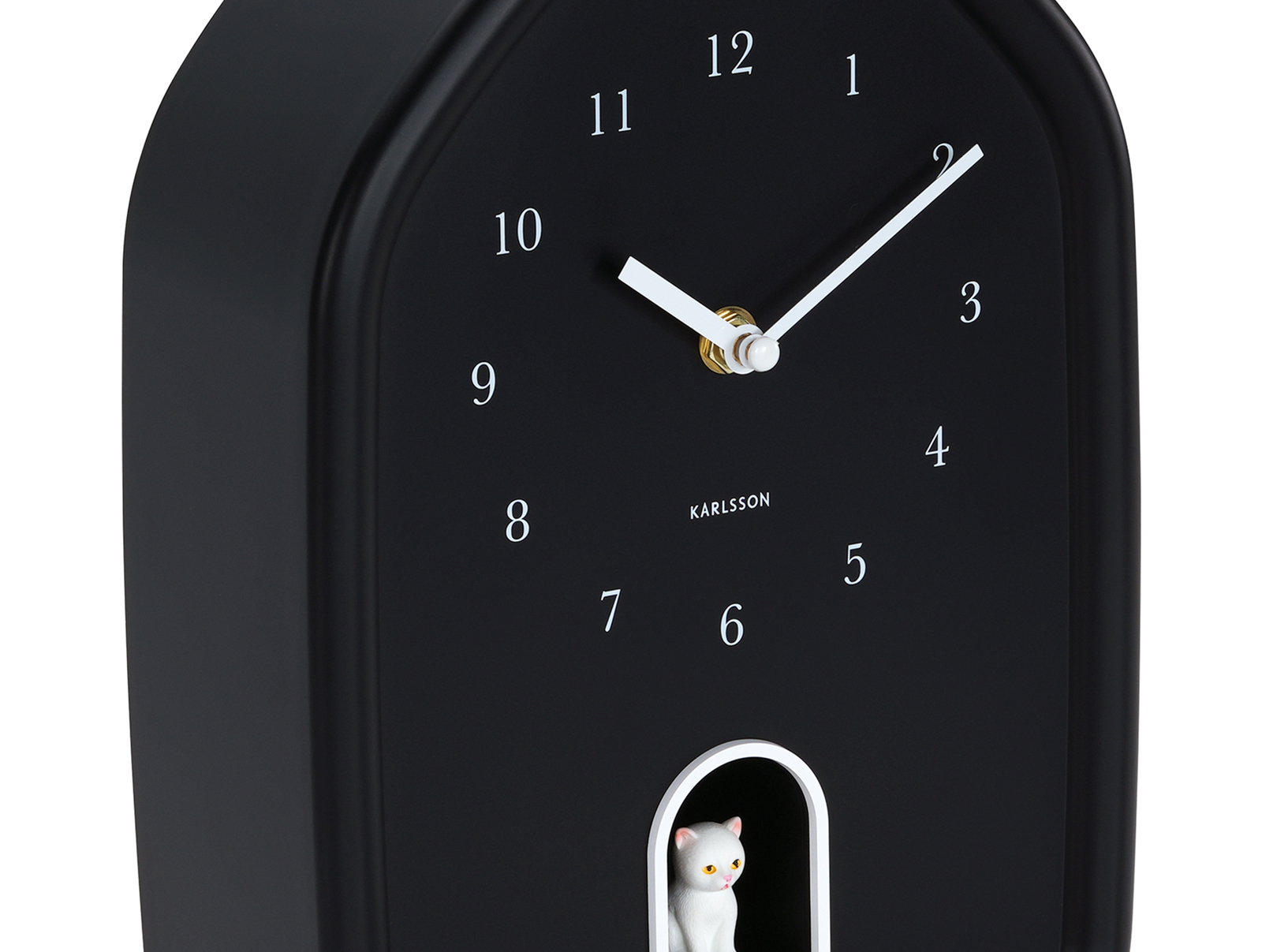 Schwarze Wanduhr mit weißen Ziffern und Zeigern, rechteckige Form mit abgerundeten Ecken, kleine weiße Katze in einer Öffnung unten, seitliche Perspektive.