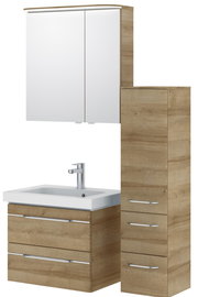 Moderner Badblock in Holzoptik mit Waschbecken, Spiegelschrank und Hochschrank, Frontalansicht