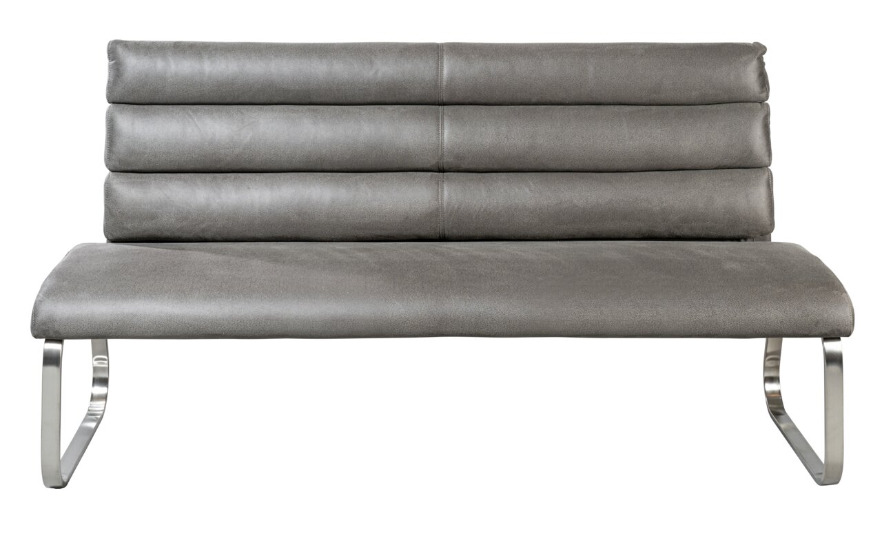 Graue Bank mit gepolsterter Rückenlehne und Sitzfläche, aus der Vorderansicht fotografiert, mit gebogenen Metallbeinen.