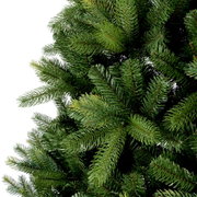 Nahaufnahme von grünen Tannenzweigen eines künstlichen Weihnachtsbaums, Perspektive von der Seite