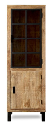 Houten vitrinekast met glazen deur en zwart metalen frame, gefotografeerd vanaf de voorkant.