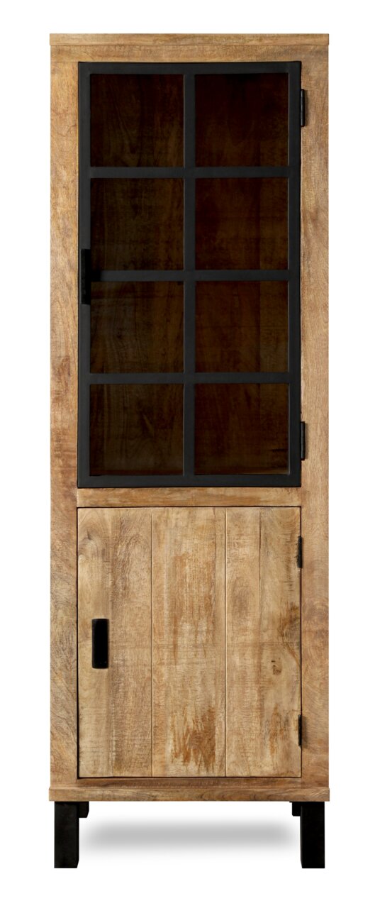 Houten vitrinekast met glazen deur en zwart metalen frame, gefotografeerd vanaf de voorkant.