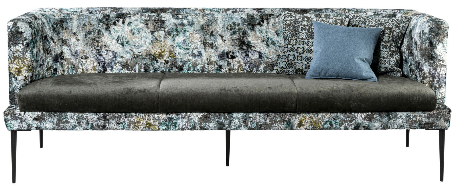Moderne Bank mit gemustertem Stoffbezug und schwarzen Metallbeinen, frontal fotografiert. Inklusive zweier Kissen, eines in Blau und eines mit geometrischem Muster.