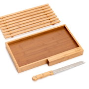 Brot-Schneidebrett aus Holz mit herausnehmbarem Gitter und passendem Brotmesser, Ansicht von oben.