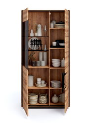 Hoher Holz-Vitrinenschrank mit geöffneter Glastür und mehreren Regalböden, gefüllt mit Geschirr und Deko, Frontansicht gerade von vorn