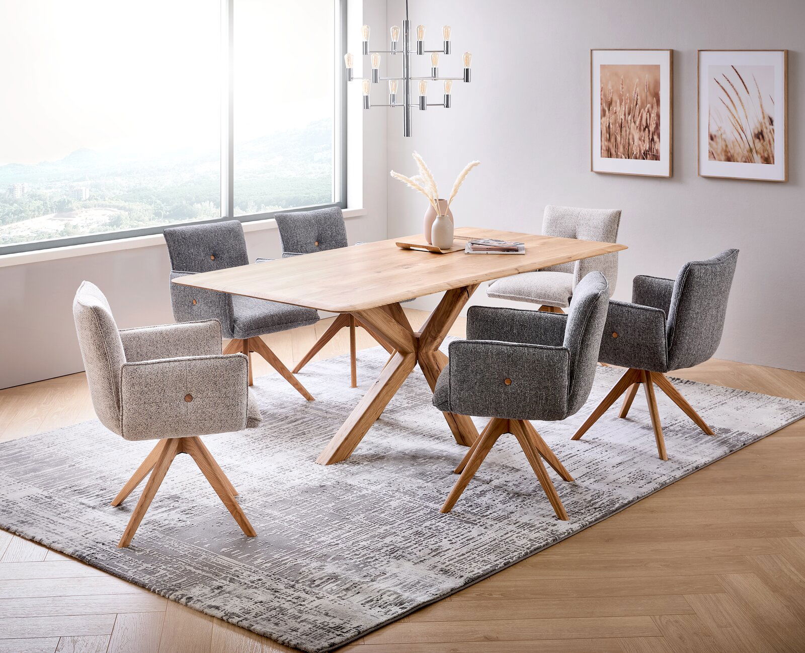 Moderner Esstisch aus Holz mit sechs gepolsterten Stühlen in einem hellen Raum, seitliche Perspektive.