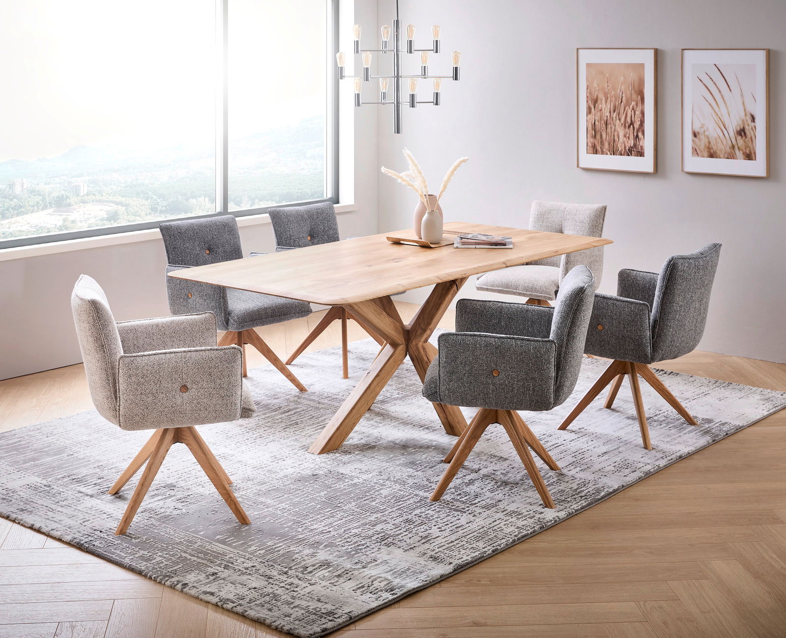 Moderner Esstisch aus Holz mit sechs gepolsterten Stühlen in einem hellen Raum, seitliche Perspektive.