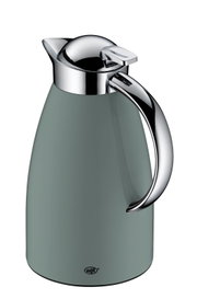 Graugrüne Isolierkanne mit glänzendem Chromdeckel und ergonomischem Chromgriff, seitliche Vorderansicht leicht von oben