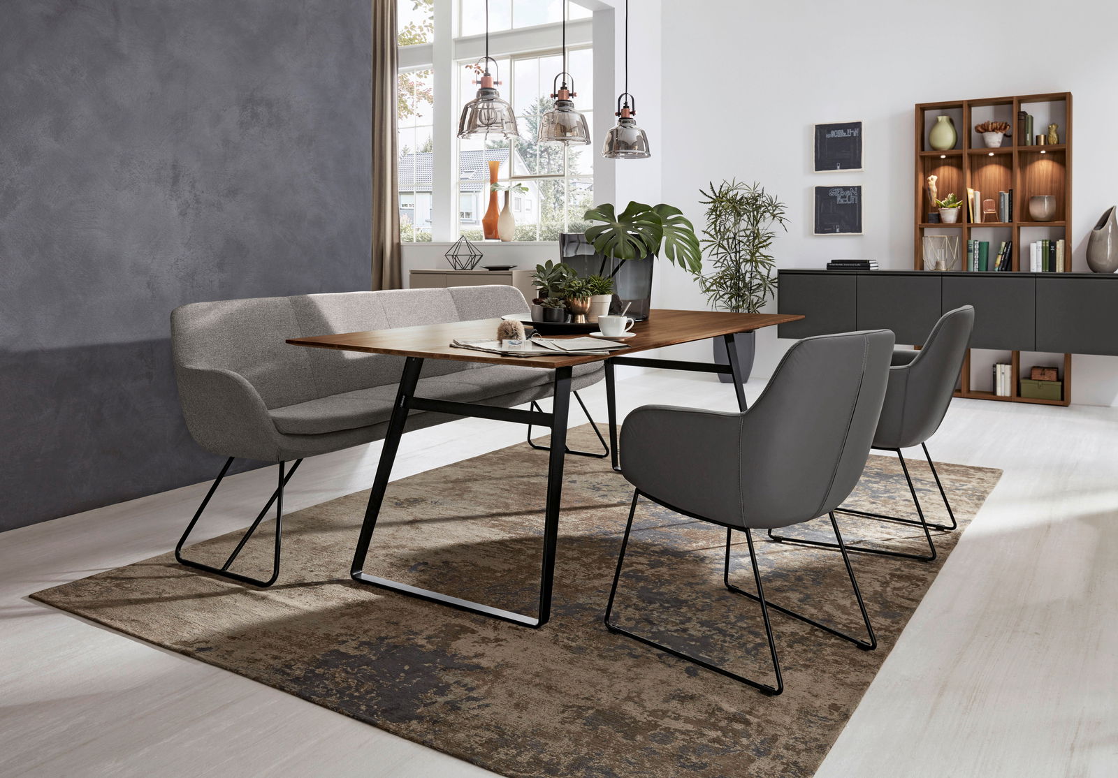 Moderne Polsterbank in einem stilvollen Esszimmer, seitliche Perspektive.