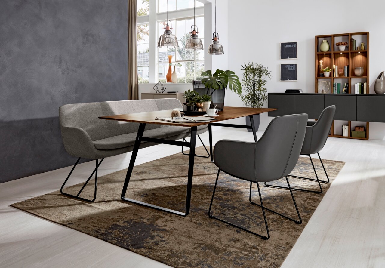 Moderne Polsterbank in einem stilvollen Esszimmer, seitliche Perspektive.