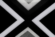 Nahaufnahme einer modernen LED-Deckenleuchte mit geometrischem Design und glitzernden Details, von unten betrachtet.
