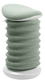 Aktiv-Sitz in seitlicher Perspektive mit wellenförmigem, grünem Stoffbezug und weißem Sockel.