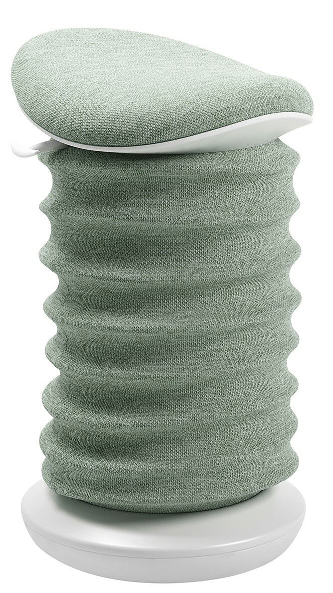 Aktiv-Sitz in seitlicher Perspektive mit wellenförmigem, grünem Stoffbezug und weißem Sockel.