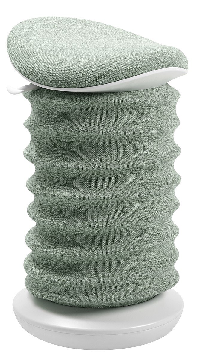 Actieve stoel in zijaanzicht met een golvende, groene stoffen bekleding en een witte voet.