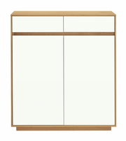 Frontansicht einer modernen Kommode aus der VOSS Kommoden Serie V100 mit zwei Schubladen und zwei Türen in Holzoptik und weißem Finish.