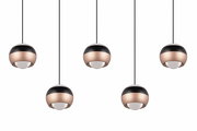 Fünf moderne Pendelleuchten Orbit in Kugelform, schwarz und kupferfarben, von unten betrachtet.