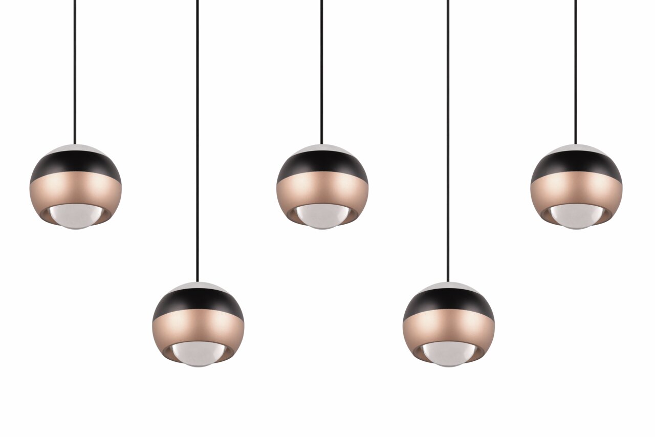Fünf moderne Pendelleuchten Orbit in Kugelform, schwarz und kupferfarben, von unten betrachtet.