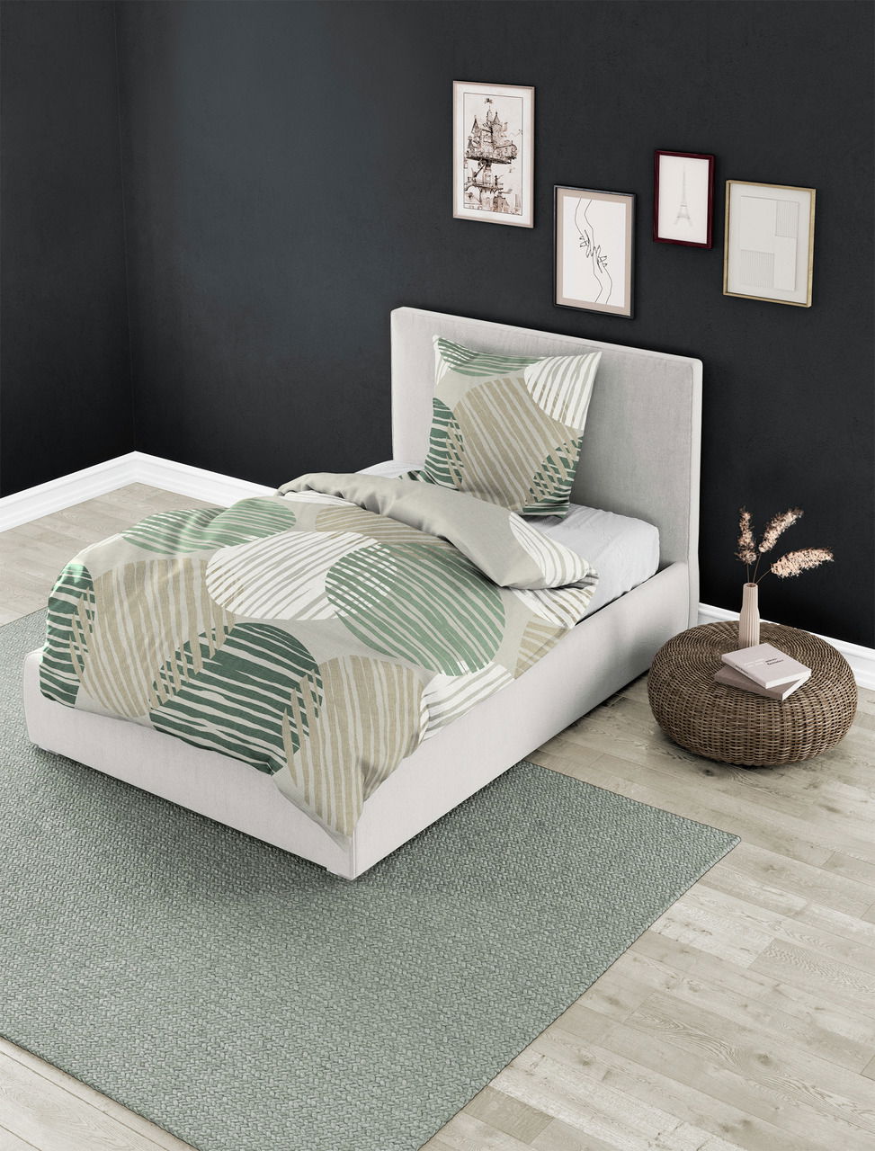 Bett mit Renforcé-Bettwäsche in Grün- und Beigetönen, von oben fotografiert, in modernem Schlafzimmer mit dunkler Wand und dekorativen Bildern.