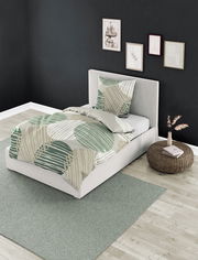 Bett mit Renforcé-Bettwäsche in Grün- und Beigetönen, von oben fotografiert, in modernem Schlafzimmer mit dunkler Wand und dekorativen Bildern.