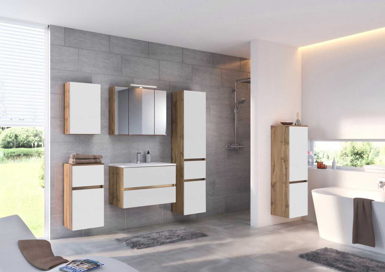 Moderner Badezimmer-Hochschrank in Holzoptik mit weißen Fronten, seitliche Perspektive.