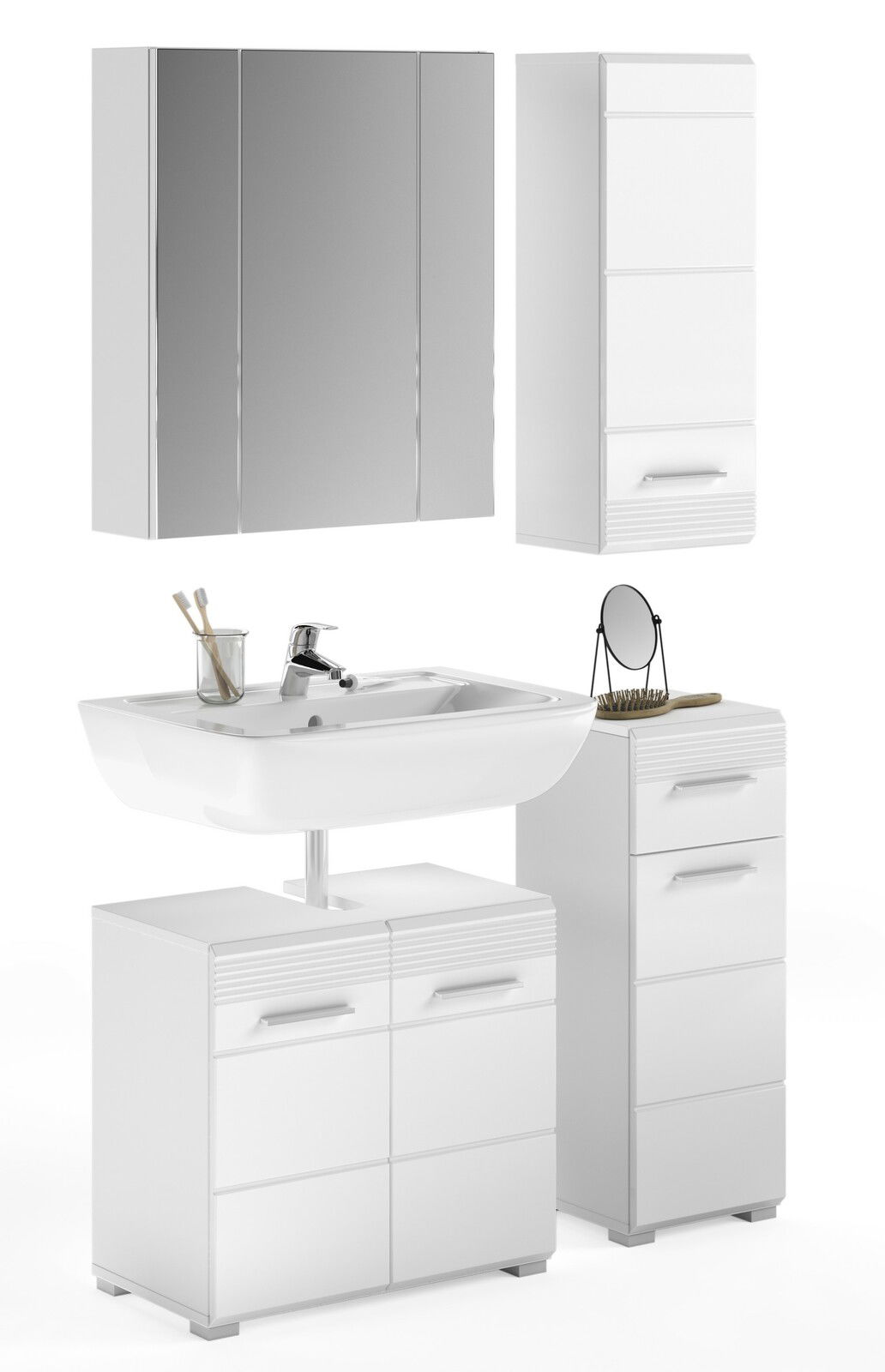 Moderne Badkombination in Weiß mit Spiegelschrank, Waschbecken und Stauraum, frontal betrachtet.