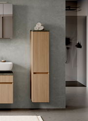 Moderner Midischrank 30 cm in Holzoptik, an der Wand montiert, mit Handtüchern obenauf, seitliche Perspektive