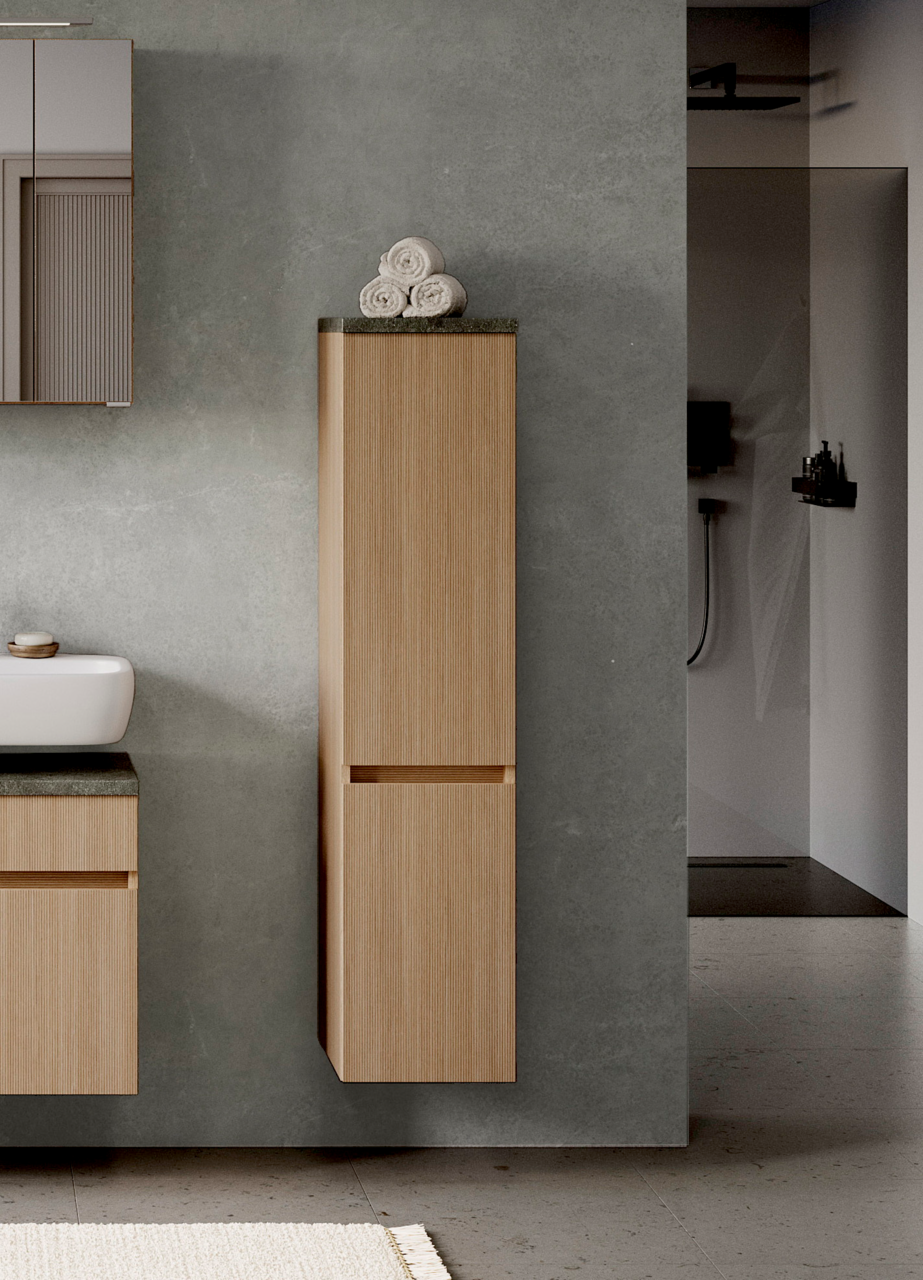Moderner Midischrank 30 cm in Holzoptik, an der Wand montiert, mit Handtüchern obenauf, seitliche Perspektive