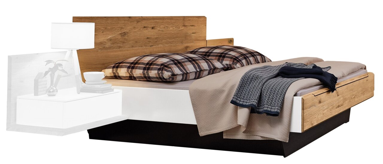 Komfortbett mit Holz- und Weißakzenten, seitliche Perspektive, dekoriert mit karierten Kissen und einer Decke.