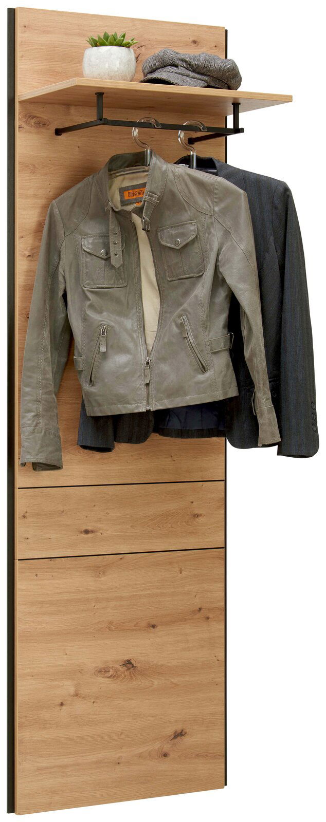 Wandpaneel aus Holz mit Kleiderhaken, Ablage und dekorativer Pflanze, seitliche Perspektive